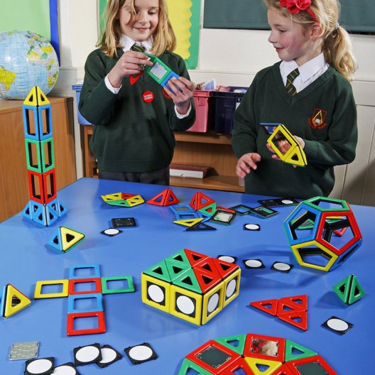 Joc de 184 peces magnètiques de colors vius amb formes geomètriques per construir estructures a l'aula.