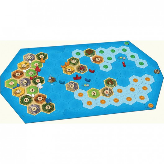 Tablero de Catan Piratas y Exploradores con piezas hexagonales de cartón, islas verdes y mar azul intenso.