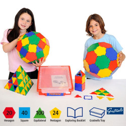 Set Polydron de 184 peces geomètriques de colors en un cub rosa. Nens mostren figures circulars i piràmides de plàstic.