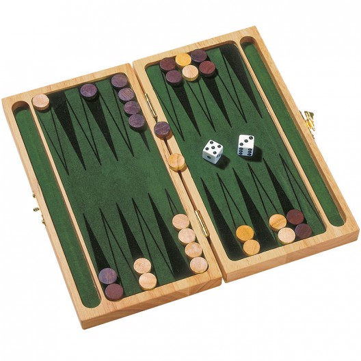 Backgammon - juego clásico en caja de madera para el viaje