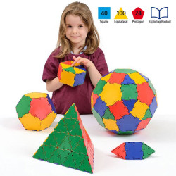 Set Polydron de 164 peces de plàstic de colors formant una esfera i una piràmide. Una nena juga amb les figures geomètriques.