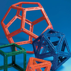 Figures geomètriques Polydron de plàstic amb marcs buits en colors vermell, blau i verd per muntar sòlids platònics.