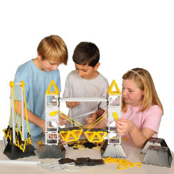 Tres nens construeixen ponts amb el set Polydron Bridges de 134 peces de plàstic grogues i negres per a l'aula.