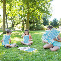 Baralla de cartes XXL amb revers blau i números grans d'alt contrast, ideal per facilitar la visibilitat i el joc.