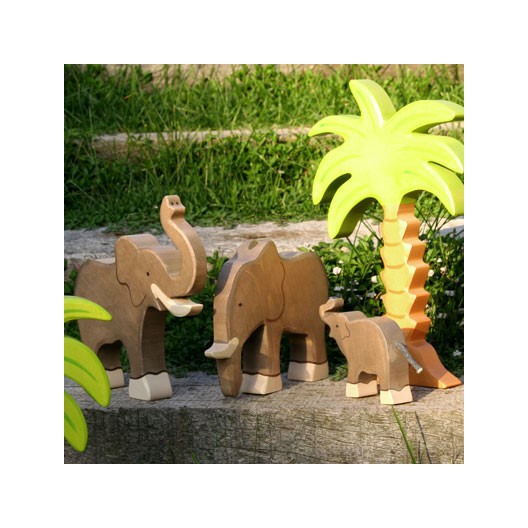 Elefante pequeño con la trompa arriba - animal de madera