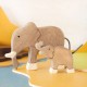Elefante pequeño con la trompa arriba - animal de madera