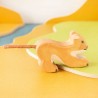 León pequeño jugando - animal de madera
