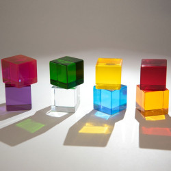 Cubs de percepció - 8 daus transparents amb colors de l'arc de Sant Martí
