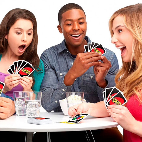 UNO - popular juego de cartas para 2-10 jugadores