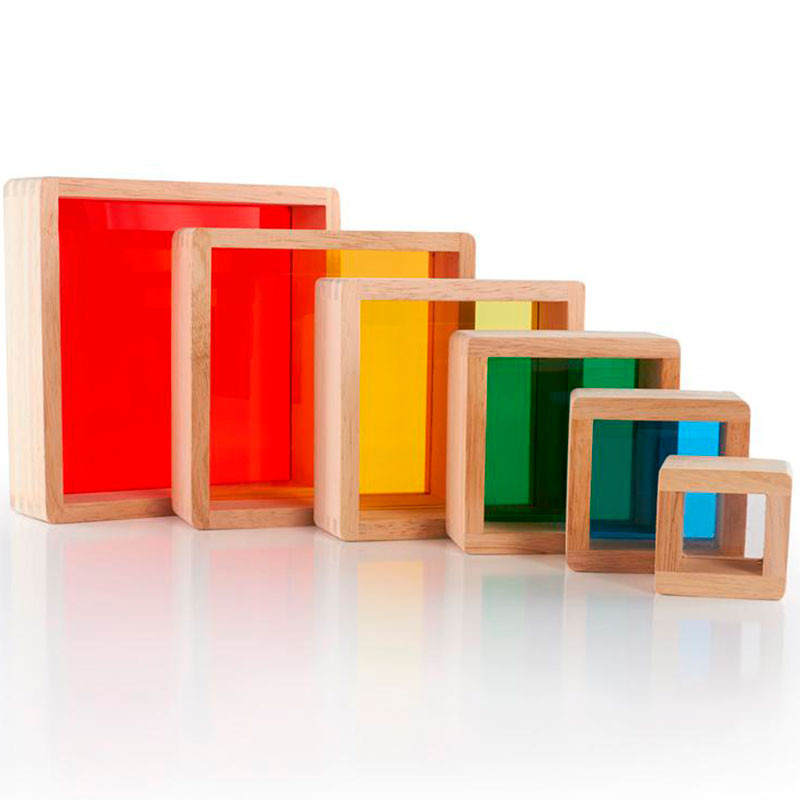 Pirámide de madera para apilar con colores arco iris