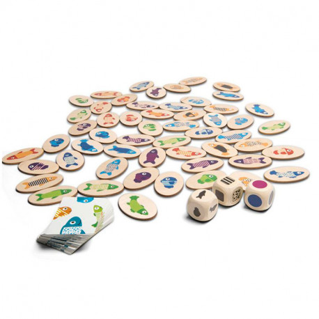 Joc de fusta amb fitxes ovalades de peixos de colors, tres daus il·lustrats i una bossa de tela blanca.