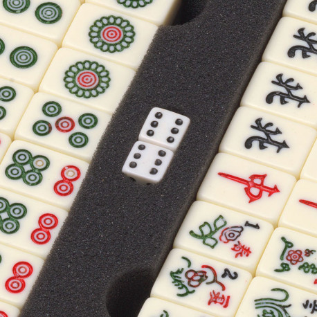 Mahjong tradicional chinês que joga cartas com 2 cubos para o