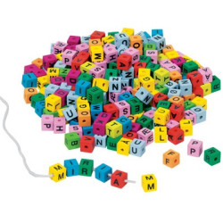 325 cubs amb lletres de colors