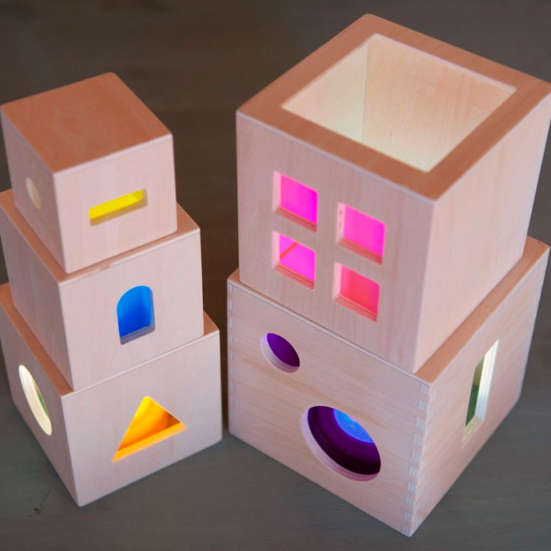 Cubos Apilables de madera con ventanas translúcidas de colores