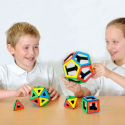 Nens munten sòlids platònics de colors vibrants fent servir peces magnètiques triangulars, quadrades i pentagonals.