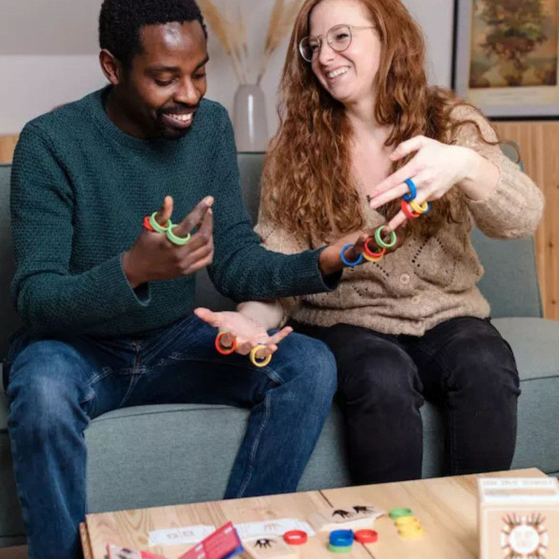 Jugadores colocando anillos según la carta en Oh my ring!
