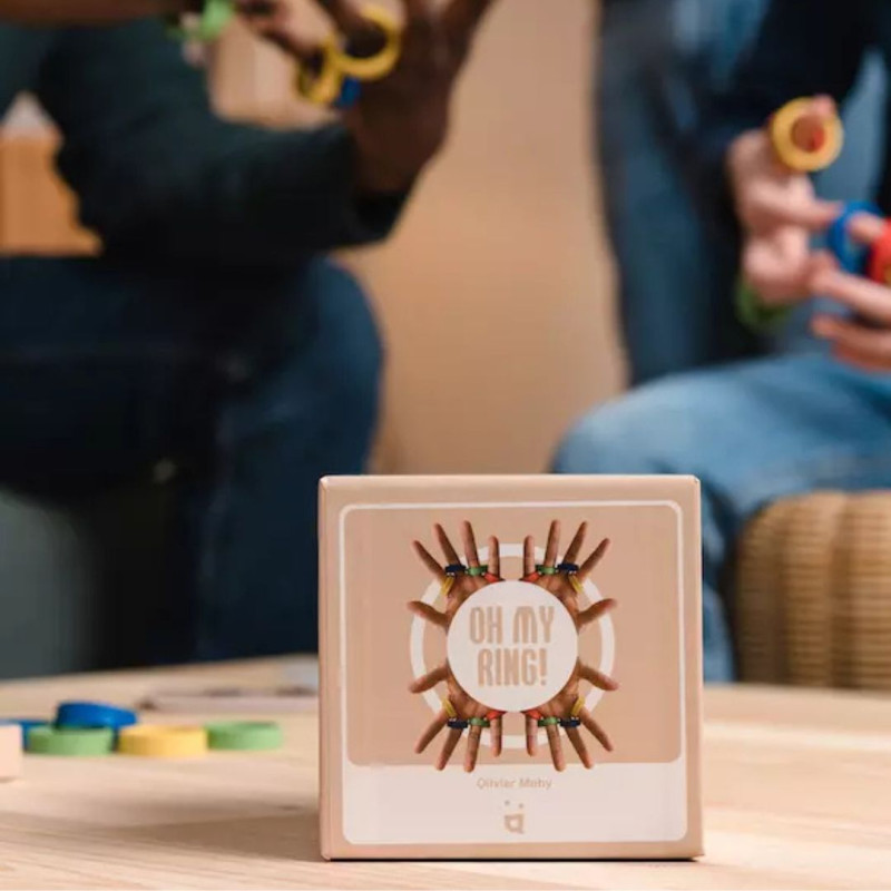 Jugadores colocando anillos según la carta en Oh my ring!