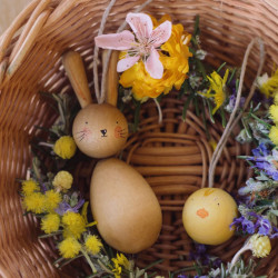 Hop and Peep – Conejo y Pollito Pintados a Mano para Pascua