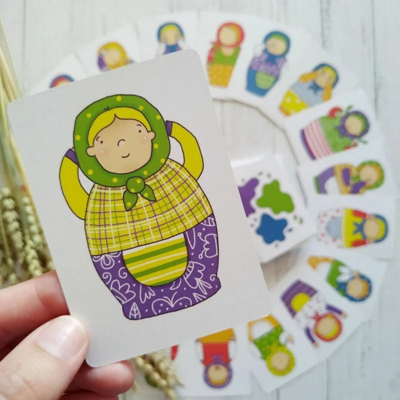 Cartes de Matrioshka amb diferents colors i moviments