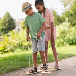 niños con los Skys de equilibrio de madera con cuerdas y asas