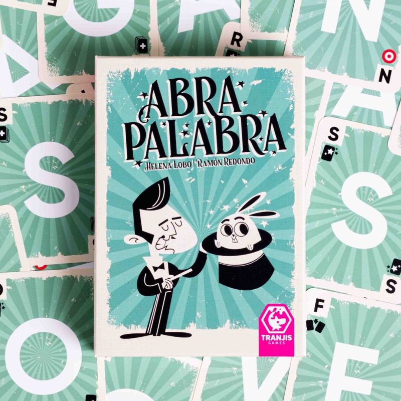 Abra Paraula caixa i targetes formant paraules a la taula