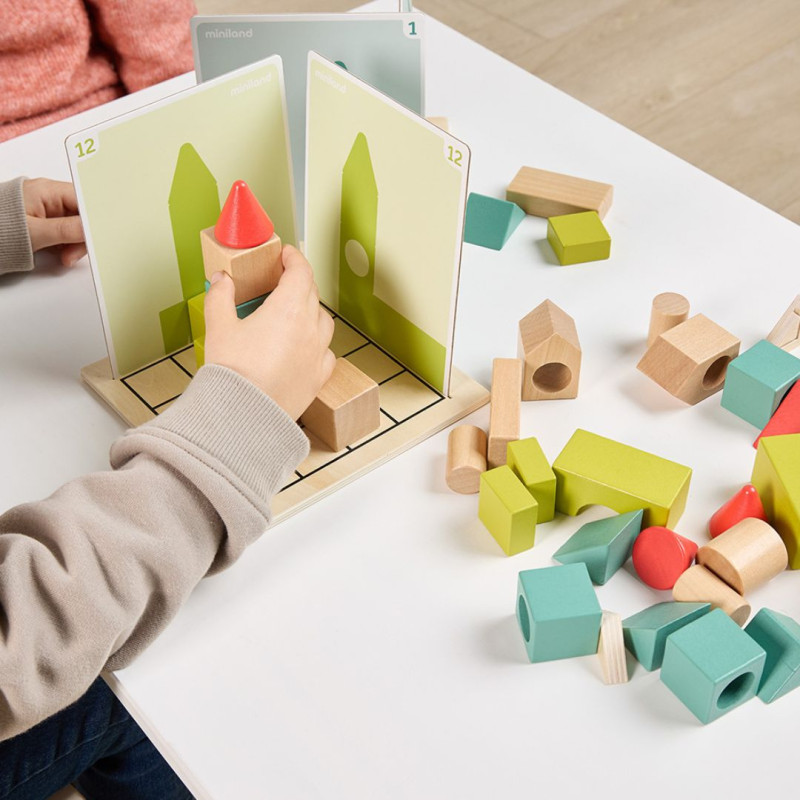 niños jugando con Shape makers juego de mesa