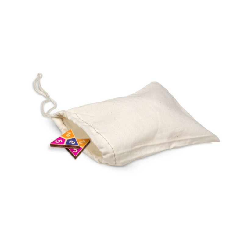 Bolsa de tela blanca con cordón y una ficha de dominó triangular de madera con diseños geométricos de colores.
