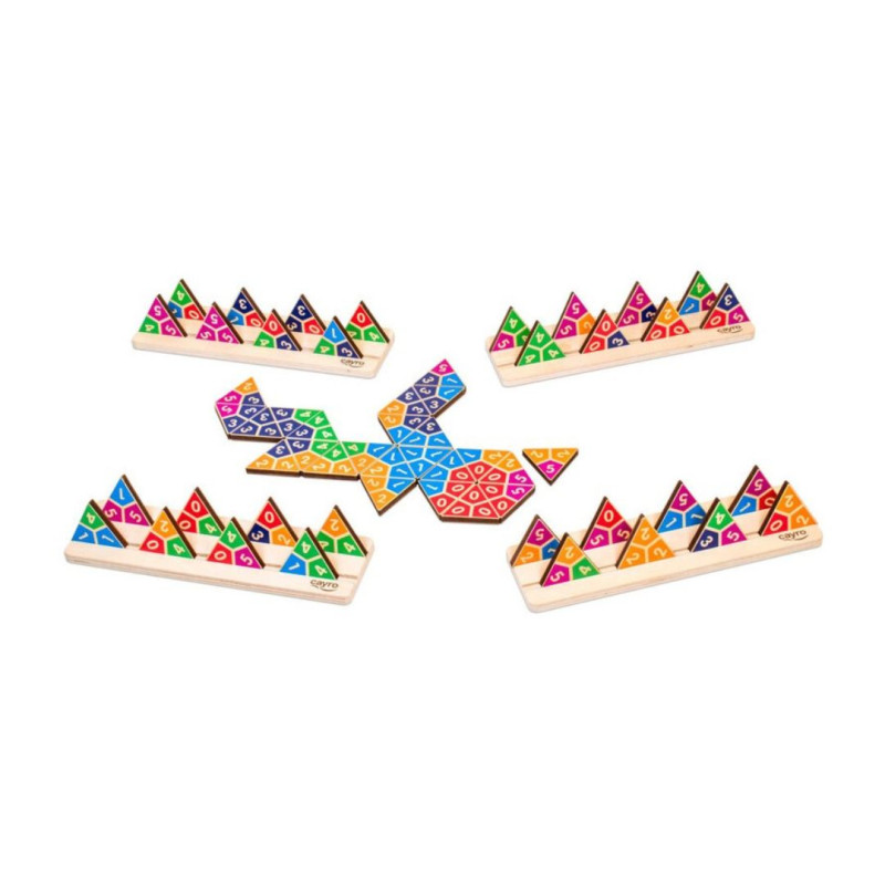 Dominó triangular de madera con fichas de colores vibrantes y soportes de madera clara en una caja metálica.