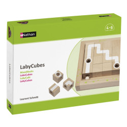 Caixa verda de Labycubos Nathan amb cubs de fusta i un tauler per a reptes de lògica i programació bàsica STEM.