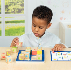 Puzle Quadricubes con cubos de madera de colores sobre base azul. Un niño coloca las piezas siguiendo un patrón lógico.