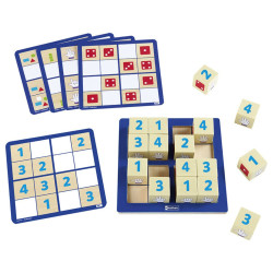 Puzle Quadricubes amb cubs de fusta natural, números blaus i punts vermells sobre taulers quadrats de color blau.