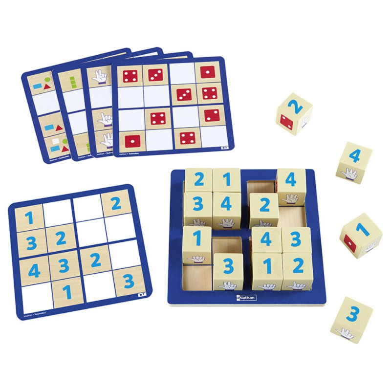 Puzle Quadricubes amb cubs de fusta natural, números blaus i punts vermells sobre taulers quadrats de color blau.