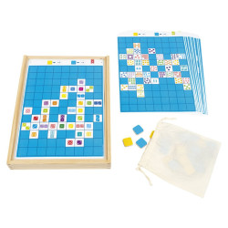 Tablero de madera con cuadrícula azul, fichas cuadradas de colores y bolsa de tela blanca para contar cantidades.