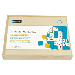 Caja rectangular de madera clara del juego Pixel Challenge, con una etiqueta blanca y coloridos mosaicos azules y amarillos.