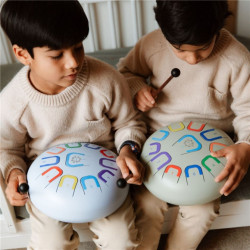 Dos niños tocan el tambor metálico Tambú+ Pure Connection de 25cm, con 11 notas de colores y baquetas de madera.