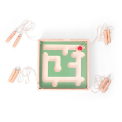 Laberinto cuadrado de madera con fondo verde, bola roja y cuerdas con mangos para juego cooperativo de coordinación grupal.