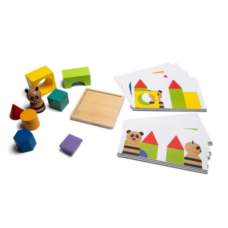 Rompecabezas de madera con bloques geométricos de colores, figura de panda, base cuadrada y tarjetas con retos lógicos.