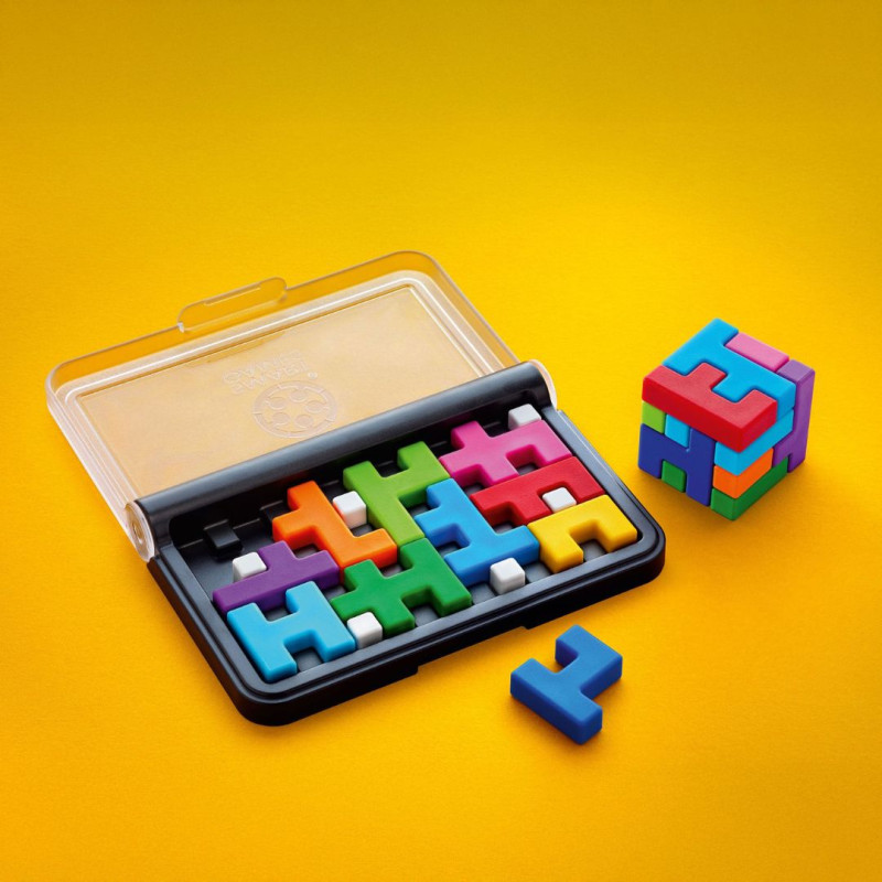 Rompecabezas IQ Quub con piezas plásticas de colores en estuche negro y un cubo 3D montado sobre fondo amarillo.