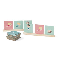 Tarjetas cuadradas de colores rosa y azul con ilustraciones de niños en poses activas, apoyadas en soportes de madera clara.