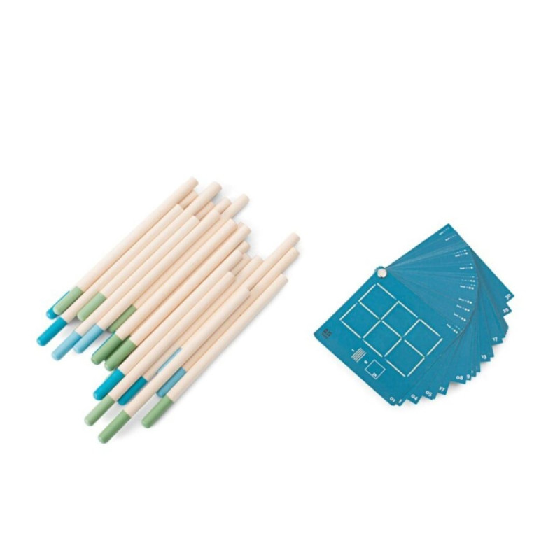 Puzle de cerillas de madera con puntas de colores y cartas azules con retos lógicos ilustrados sobre fondo blanco.