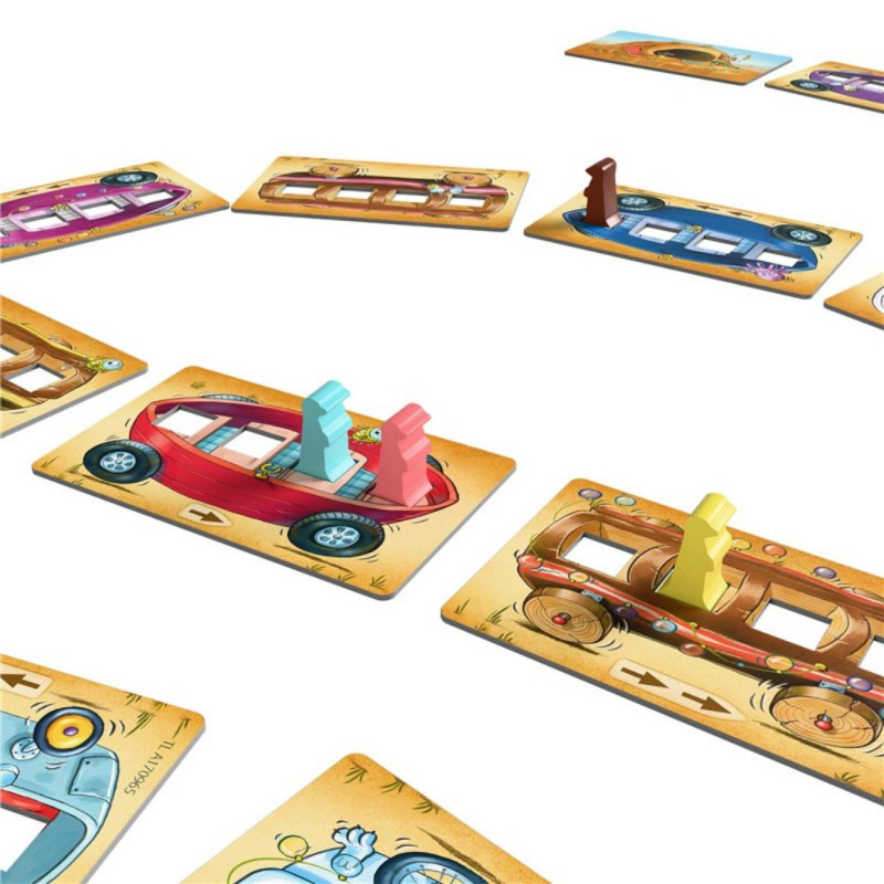 Joc de taula amb peons de colors sobre llosetes de cartró que formen un circuit de curses amb camions de gelats.