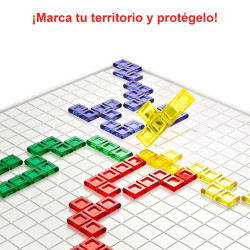 Joc Blokus amb peces de plàstic translúcid en vermell, verd, blau i groc col·locades sobre un tauler quadriculat blanc.