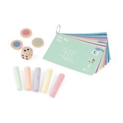 Set de cinc gredes pastel, targetes d'activitats unides per una anella, un dau i fitxes de fusta per a jocs infantils.