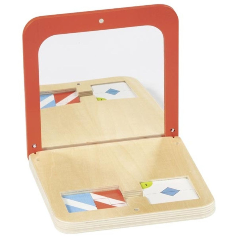 Juego de madera clara con espejo de marco rojo y piezas geométricas de colores para practicar la simetría visual.