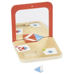 Juego de madera con un espejo de marco rojo y piezas geométricas de colores para crear figuras simétricas.