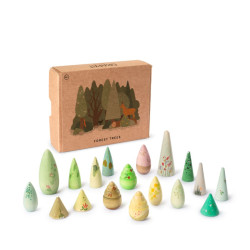 Set d'arbres de fusta pintats a mà en colors pastel amb formes còniques i arrodonides al costat de la seva caixa de cartró.