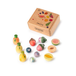 Frutas de madera Grapat: piñas, fresas y cítricos de colores vivos junto a una pequeña caja de cartón.