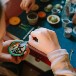 Set de plats circulars de fusta Grapat en colors vius, ideals per al joc simbòlic i la manipulació infantil.