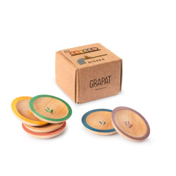 Seis platos redondos de madera natural con bordes de colores variados junto a su caja de cartón kraft de Grapat.